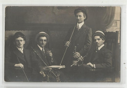 68 Colmar Jeunes Hommes Dans Bar Café Avec Bouteille Champagne Et Quilles De Billard Quille Carte Photo De Volkmann, - Colmar