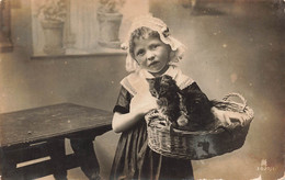 CPA Fantaisie Petite Fille Avec Un Chat Dans Un Panier - Costume Traditionnel - Andere & Zonder Classificatie