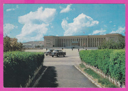 281416 / Mongolia - Ulan Bator - The Government Palace ,  Car , Flag Photo B. Wangchindorj PC Mongolie Mongolei - Mongolie