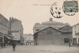 CHOLET. - La Place Rouge Et Les Halles - Cholet