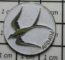 1415 Pin's Pins / Beau Et Rare / ASSOCIATION / OISEAU HIRONDELLE AFDAIM Association De Famille Et D'amis Qui Favorise L' - Associations