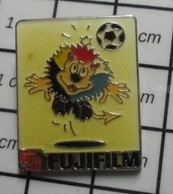 1415a Pin's Pins / Beau Et Rare / PHOTOGRAPHIE / FUJIFILM BALLON DE FOOT MASCOTTE LION MONDIAL 98 - Photography