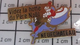 1415a Pin's Pins / Beau Et Rare / NOEL / VIDEZ LA HOTTE (d'or) DU PERE NOEL A NEUFCHATEAU RENNE TRAINEAU - Natale
