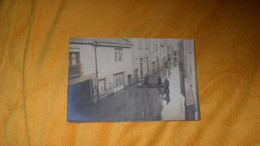 CARTE POSTALE PHOTO ANCIENNE NON CIRCULEE DATE ?../ LIEU NON SITUE..INONDATION DANS UNE RUE..BARQUE, PERSONNE - Inondations