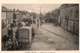 Valmy * La Place De La Mairie * Passage De Troupes Régiment * Militaria - Autres & Non Classés