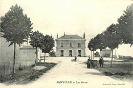 Janville * Place De La Gare Du Village * Ligne Chemin De Fer - Other & Unclassified