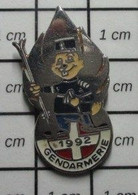 1415c Pin's Pins / Beau Et Rare : JEUX OLYMPIQUES / ALBERTVILLE 1992 GENDARME SKIEUR MARMOTTE FLAMME TOUT ARGENT - Jeux Olympiques