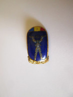 Roumanie Insigne/pin Du Syndicat Energie Vers 1980/Romania Energy Trade Union Pin Badge 1980s,s=22 X 12 Mm - Associations