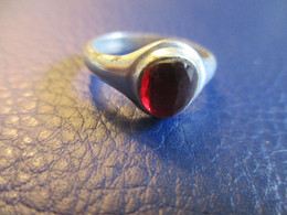 Bague Métal Blanc/Enfant /avec Insert D'une Pierre Taillée Rouge  /Vers 1950-1960      Bij143 - Ring