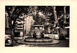 13 / CHATEAURENARD / FONTAINE DU COURS CARNOT / VOITURE / TRES JOLIE CPSM - Chateaurenard