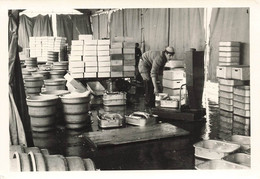 Photo D'un Homme Dans Un Hangar - Caisse De Poissons - Pesée Du Poisson - Poissonier - 13x9cm - Profesiones