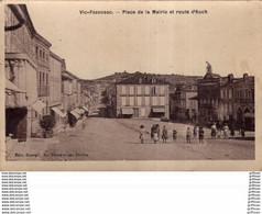 VIC FEZENSAC PLACE DE LA MAIRIE ET ROUTE D'AUCH 1907 CPA GLACEE TBE - Vic-Fezensac