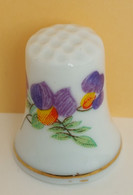 Dé à Coudre De Collection En Porcelaine - FLEURS VIOLETTES - Vingerhoeden