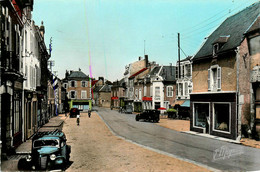 Janville * La Place Du Martroi Et La Mairie * Automobile Voiture Ancienne - Autres & Non Classés