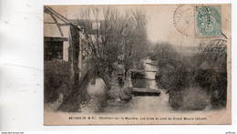 BEYNES DEVERSOIR SUR LA MAULDRE VUE PRISE DU PONT DU GRAND MOULIN AMONT 1905 TBE - Beynes