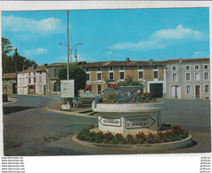 CHAMPDENIERS PLACE DU CHAMP DE FOIRE ET L'HOTEL DU BOEUF COURONNE TBE - Champdeniers Saint Denis