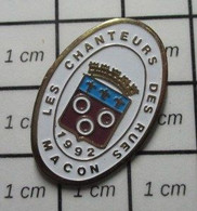 413i Pin's Pins / Beau Et Rare / MUSIQUE / MACON 1992 CHANTEURS DES RUES BLASON ECUSSON ARMOIRIES - Musique