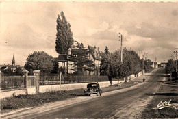 St Rémy Sur Avre * La Route Nationale * Automobile Voiture Ancienne RENAULT 4 CV - Sonstige & Ohne Zuordnung