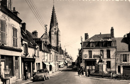 Châteaudun * La Rue Gambetta Et église St Valérien * Automobile Voiture Ancienne Citroën 2 CV - Chateaudun