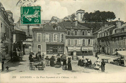 Lourdes * La Place Peyramale Et Le Château * Foire Marchands * Quincaillerie PEYRET - Lourdes