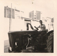 Photo Originale ( Jeune Homme Sur Tracteur JOHN DEER  ) - Tracteurs