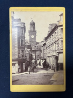 Vire * Photo CDV Cabinet Circa 1880/1885 * Rue Et Hôtel Du Cheval Blanc E. VEREL * Café * Horloge Tour * Villageois - Vire