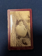 Surréalisme * CDV Photo Photo Montage * Enfant Dans Un Oeuf , Egg * Photographie Photographe Amerio Vallauris - Photographie