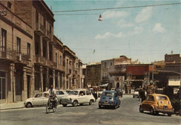 MAZARA DEL VALLO - TRAPANI - PIAZZA MATTEOTTI - AUTO FIAT 500 / 600 - UOMO IN BICICLETTA - DIISTRIBUTORE BENZINA AGIP - Mazara Del Vallo