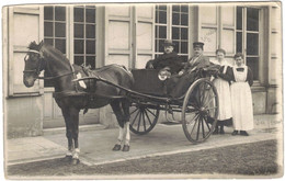 Carte Postale Photo - Fiacre - Taxi -  Famille - Belle Photo - Cheval - Taxis & Huurvoertuigen