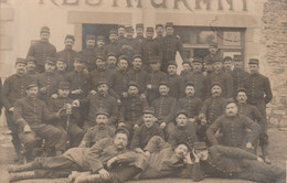 LASTIC - Des Militaires Qui Posent Devant Un Restaurant En 1913    ( Carte Photo ) - Otros & Sin Clasificación