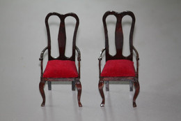 2 Chaises Pour Maison De Poupée Style Voltaire - Dossier Haut Et Accoudoirs - Velours Bordeaux Bois Vernis - Altri & Non Classificati