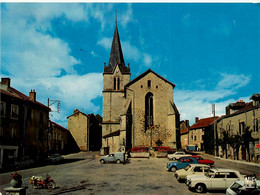 Ambazac * Vue Sur L'église Et La Place De La Mairie - Ambazac