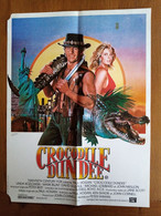 AFFICHE CINEMA ORIGINALE FILM CROCODILE DUNDEE 1986 PAUL HOGAN LINDA KOZLOWSKI 52.1CMX39.2CM DE PETER FAIMAN IL HINTON - Affiches & Posters