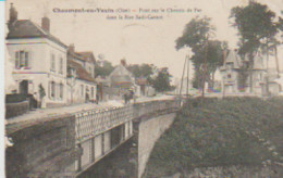 (60) CHAUMONT-EN-VEXIN. Pont Sur Le Chemin De Fer Dans La Rue Sadi-Carnot - Chaumont En Vexin