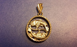 VINTAGE PENDENTIF POISSON SIGNE ASTROLOGIQUE En METAL évidé 18 Mm Diamètre - Pendenti