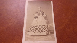 Photo CDV  Second Empire PAR SAINTT THOMAS D AQUIN  ST GERMAIN  FEMME CURIEUSE ROBE  DENTELLE - Oud (voor 1900)