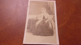 Photo CDV  Second Empire GASTAL PARIS FEMME ROBE  BONNET TABLE   BOUQUET FLEURS COLORES A LA MAIN - Old (before 1900)