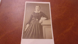 Photo CDV  Second Empire PAR DUCOLLET A PARIS  JEUNE FEMME  ROBE CAMEE WOMAN - Antiche (ante 1900)