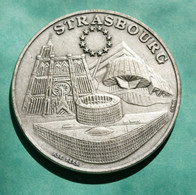 Belle Médaille Argenté "Offert Par La Ville De Strasbourg" Alsace - Professionnels / De Société