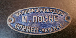 Plaque Ancienne De Tracteur "Machines Agricoles M. Roche à Commer (Mayenne) Médaille - Jeton - Professionnels / De Société