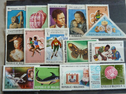 MALDIVES LOT DE TIMBRES NEUFS */** TOUS DIFFERENTS - Maldiven (...-1965)