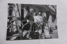 D 56 - Le Faouêt - Danielet Nicole Gicquel, Daniel Gleyen Et Ulysse Le Louer Devant Le Magasin Caténa Fondée En 1978 - Faouët