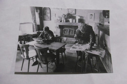 D 56 - Le Faouêt - Messieurs Liboux Et Doré Plongés Dans La Lecture Du Journal Au Bar- Le Bon Abris, 1995, Yvon Kervinio - Faouët