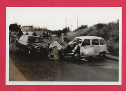 BELLE REPRODUCTION D'APRES UNE PHOTO ORIGINALE - ACCIDENT RENAULT 4L CONTRE RENAULT15 - R4 R4 - Automobiles