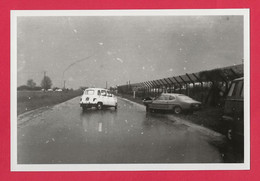 BELLE REPRODUCTION D'APRES UNE PHOTO ORIGINALE - ACCIDENT RENAULT 4L CONTRE UNE FORD CAPRI - R 4 R4 - Automobiles