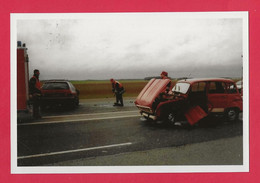 BELLE REPRODUCTION D'APRES UNE PHOTO ORIGINALE - ACCIDENT RENAULT 4L - R 4 R4 - Auto's