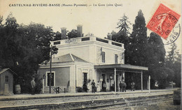 CPA. - [65] > CASTELNAU-RIVIERE-BASSE > La Gare Côté Quai - Superbe Animation - Tampon Daté 1906 - TBE - Castelnau Riviere Basse