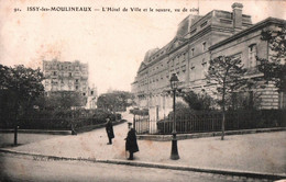 14394  ISSY Les MOULINEAUX L'Hôtel De Ville Et Le Square Vu De Coté          (Recto-verso) 92 - Issy Les Moulineaux