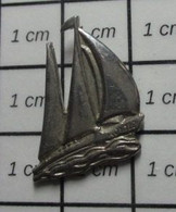 1415c Pin's Pins / Beau Et Rare : SPORTS / VOILE VOILIER REGATE ROYALE  Rare Variante Metal Acier - Voile