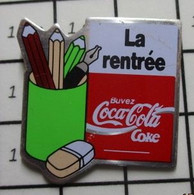 1415c Pin's Pins / Beau Et Rare / COCA-COLA / RENTREE SCOLAIRE POT CRAYON GOMME STYLO PLUME - Coca-Cola